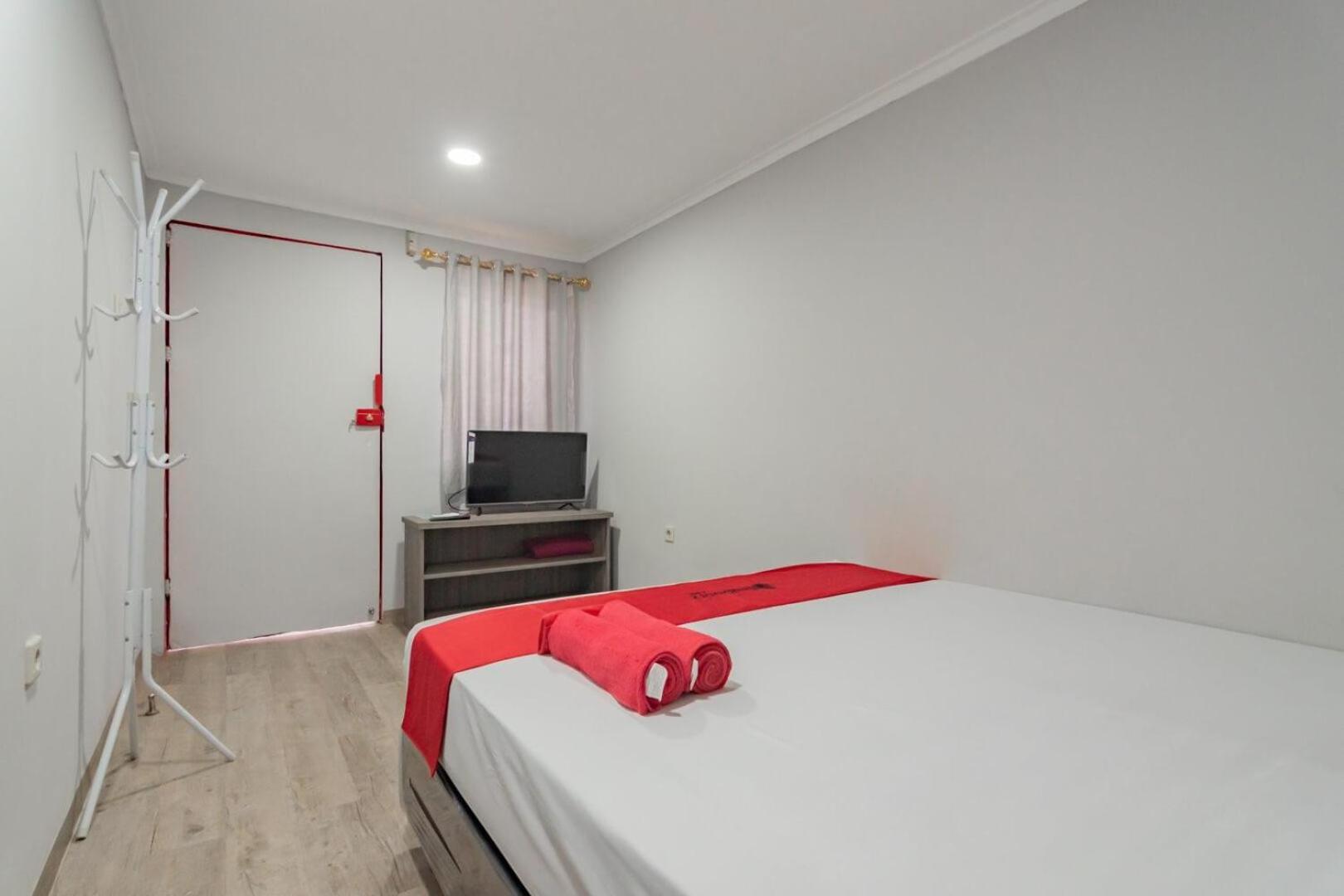 RedDoorz near Lembang Park&Zoo Hotel Buitenkant foto
