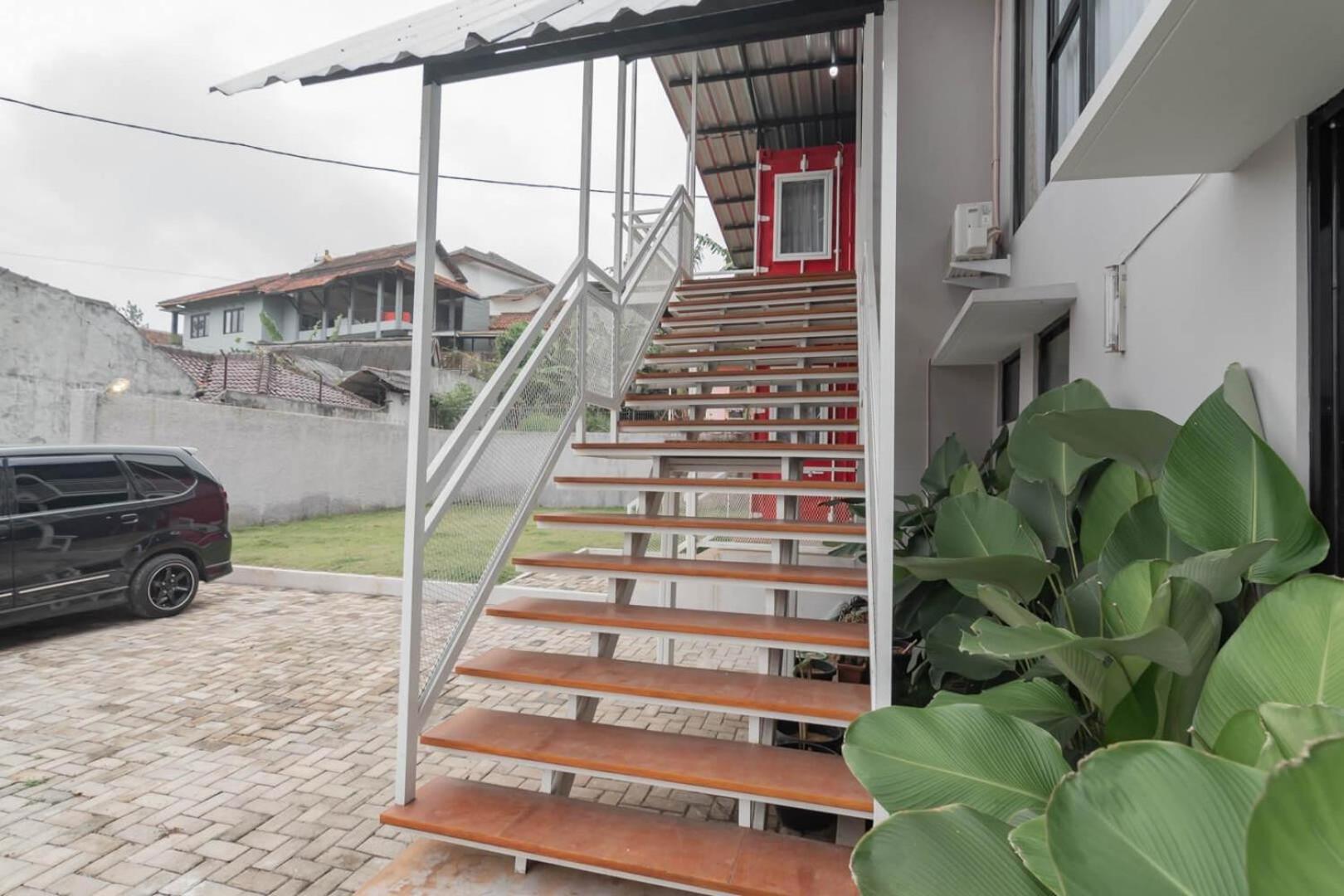 RedDoorz near Lembang Park&Zoo Hotel Buitenkant foto
